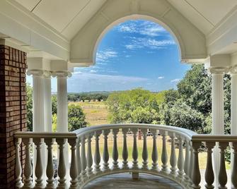 Stunning Country Mansion Estate in SW Fort Worth - Benbrook - Balcony