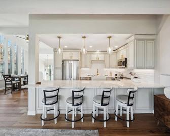 Elegant 4-Season Lake Geneva Condo with Fireplace! - Lake Geneva