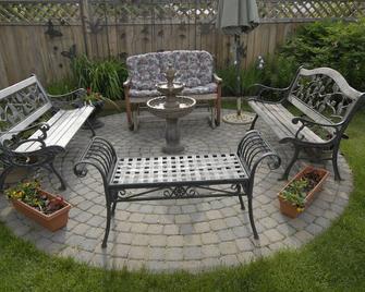 Phoenix House B&B - Stettler - Патіо