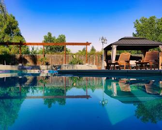 Fernwood Retreat at Madera Ranchos - Madera - Pool