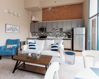 Spectacular Sandusky Bay Sunset Views for Four!! - Sandusky - Living room