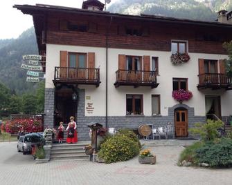 Hotel Flora Alpina - Gressoney-Saint-Jean - Building