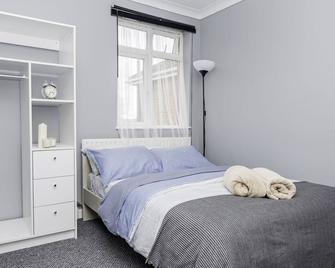 Shirley house 2, Self Catering Guest House, Self Check in, Smart locks, 10 min Walk to Southampton General, Aspire and Princess Anne Hospitals, Access to Fully Equipped Kitchen, Excellent Transport Links, Ideal for Longer Stays and Hospital Shifts - Southampton - Bedroom