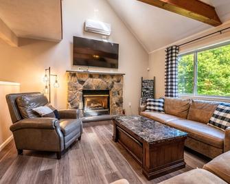 Inn Kognito 4 Modern Farmhouse, Fireplace, Hot Tub, Sauna, Fire Pit, Game Room - Albrightsville - Living room