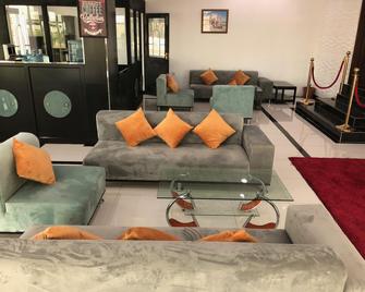 Al Multaqa Hotel - Sohar - Obývací pokoj