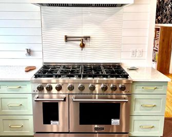 Spacious 6-bedroom house with AC, fitness room, pool, WiFi in charming Vestal - Vestal - Cocina