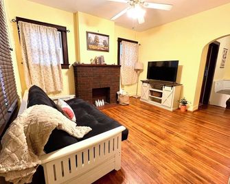 Charming 2-bedroom apartment in beautiful Belleville with WiFi - Belleville - Living room