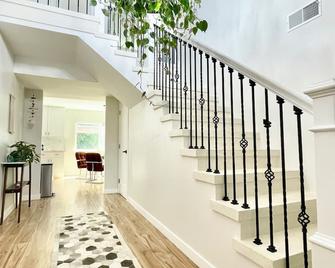 Spacious home w/hot tub & sauna. Walking distance to Old Town Orcutt - Santa Maria - Stairs
