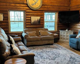 Modern Log Cabin in woods with two gas fireplaces; 20 acres; great location. - Delavan - Huiskamer