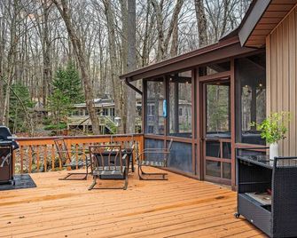 Atlas Point Lodge Sauna, Fireplaces, Kayaks, Lakes + Pet-friendly Yard - Mt Pocono - Binnenhof