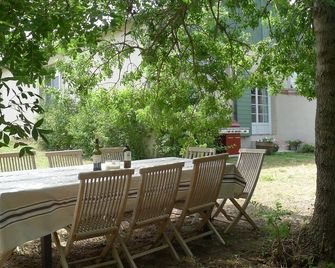 Very beautiful countryside, close to town, table tennis, table soccer, ponies, swimming pool in the village. - Leuc - Patio