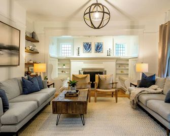 Charming Character Home in Kerrisdale with Hot Tub/Sport and Pickle Ball Court - Vancouver - Sala de estar