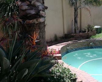 Naisar Holiday Home & Cottage Primrose - Johannesburg - Pool