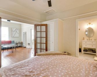 2 Mi To Old Town Abq: East Downtown Triplex Unit - Alburquerque - Habitación