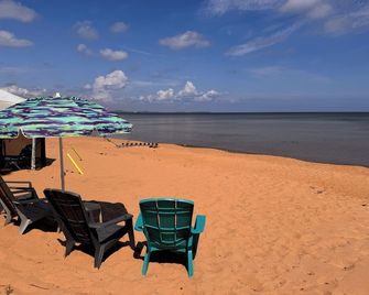 Gorgeous and Private Lakefront Home - Marquette - Beach