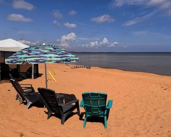 Gorgeous and Private Lakefront Home - Marquette - Strand