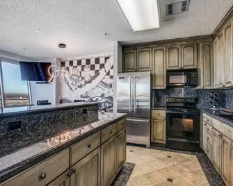 Racecondo.com is the perfect, upscale Shake N Bake adventure location, for all! - Fort Worth - Kitchen