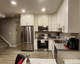 Modern suite near Airport Hospital Henday Town Ctr - Edmonton - Kitchen