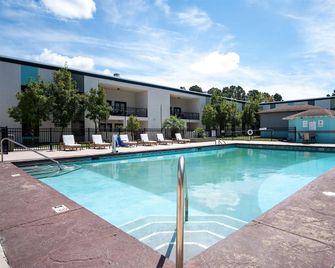 Cottonwood Suites Savannah Hotel & Conference Center - Savannah - Pool