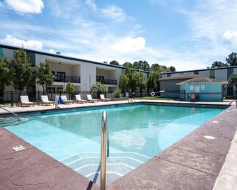 Cottonwood Suites Savannah Hotel & Conference Center - סאוואנה - בריכה