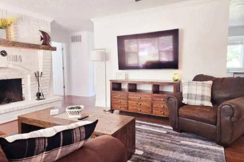 Cozy 3-bedroom home with indoor fireplace - West Plains - Obývací pokoj