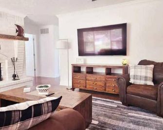 Cozy 3-bedroom home with indoor fireplace - West Plains - Huiskamer