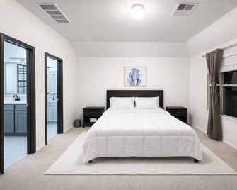 Modern 4 - Bedroom Escape 6- Beds, 3- Baths Work Groups and Families - Rosenberg