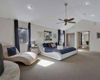 406 Lodge-A: Hot-Tub & 2 Blks to Main St - Fredericksburg - Schlafzimmer