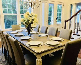 Mulberry Manor Housebr Spacious, Private & Peaceful Retreat - - Haymarket - Dining room