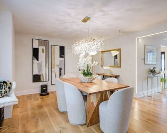 Privacy Magical Forest Cottage 30+ Party Room, Disco Ktv - Uxbridge - Dining room