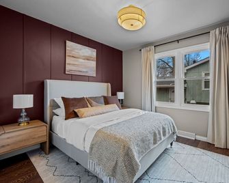 Walk to downtown St. Charles: Hot Tub, 4K TV Surround Sound, Espresso, Fire pit! - Saint Charles - Comedor