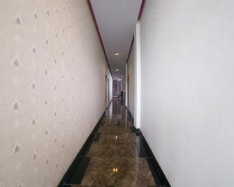 RedDoorz Near Tvri Gorontalo - Gorontalo - Flur