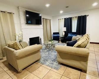 “The cottage” 2 bedrooms cozy and private home - Markham - Living room