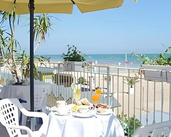 Hotel Continental - Pesaro - Balcony