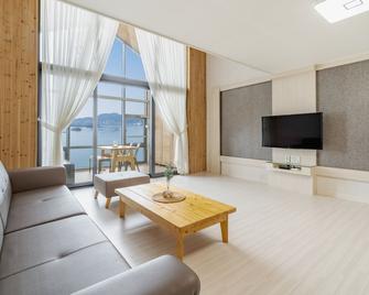 Yeosu Sunset Hostel and Pension - Yeosu - Sala de estar