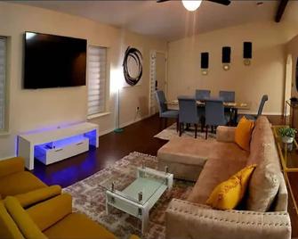 Eclectic Ranch Style Home - Sleeps 12 - Belleview - Sala de estar
