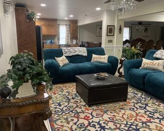 Spacious 1,900sf 2bedroom 6bed apartment,family gathering nurses singles couples - Lithonia - Living room