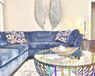 Stylish 4 Bdrm with Entertainment Room and Bar by Royal Oak - Madison Heights - Living room