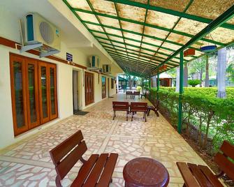 Hotel Samiralok - Mount Abu - Patio