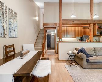 Fantastic, central condo with full kitchen & mountain views from the balcony - Wilson - Comedor