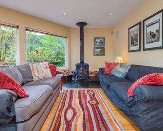 North Lake Waterfront Home - Egmont - Living room