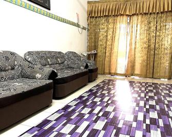 OYO Home 90492 Sena Homestay - Pokok Sena - Living room