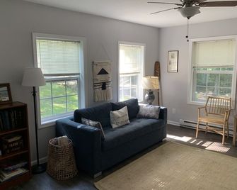 The ideal Kelleys Island family vacation rental - Kelleys Island - Living room
