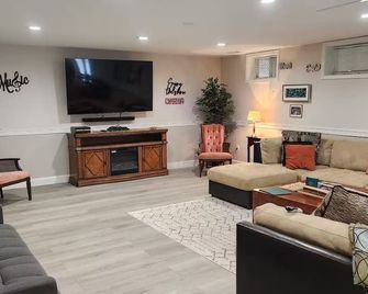 Charming Guest Suite Near Bwi Airport - Anne Arundel County, MD - Brooklyn Park - Living room