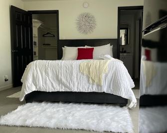 Renovated Luxury Studio - Pompano Beach - Bedroom