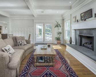 Elegant Country Estate with Equestrian Farm - Newtown - Living room