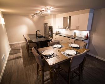 Clipperton Suite by Revelstoke Vacations - Revelstoke - Dining room