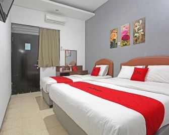 RedDoorz @ Soekarno Hatta 2 - Malang - Bedroom