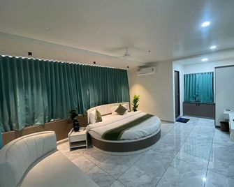 Hotel konark By G L Group - Himatnagar - Bedroom