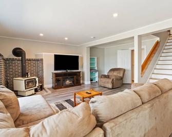 Private cottage on the ocean with a beautiful view that you’ll love. - Lunenburg - Living room